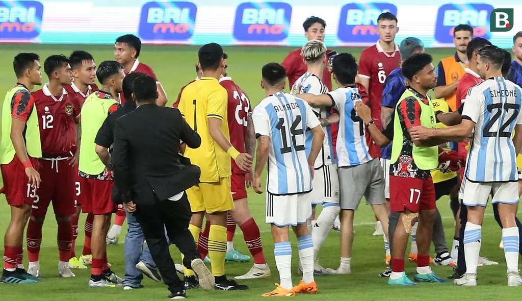 Sosok Fans Nekat Masuk Lapangan Usai Pertandingan Indonesia vs Argentina