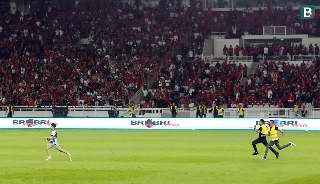 Sosok Fans Nekat Masuk Lapangan Usai Pertandingan Indonesia vs Argentina