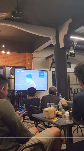 Lagi Seru Nobar Indonesia vs Argentina, Tiba-Tiba Muncul Notif Video Call Nama Kontaknya Bikin Ngakak Satu kafe