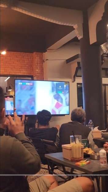 Lagi Seru Nobar Indonesia vs Argentina, Tiba-Tiba Muncul Notif Video Call Nama Kontaknya Bikin Ngakak Satu kafe