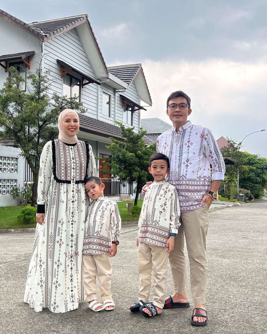 Potret keluarga Tya Ariestya Potret keluarga Tya Ariestya