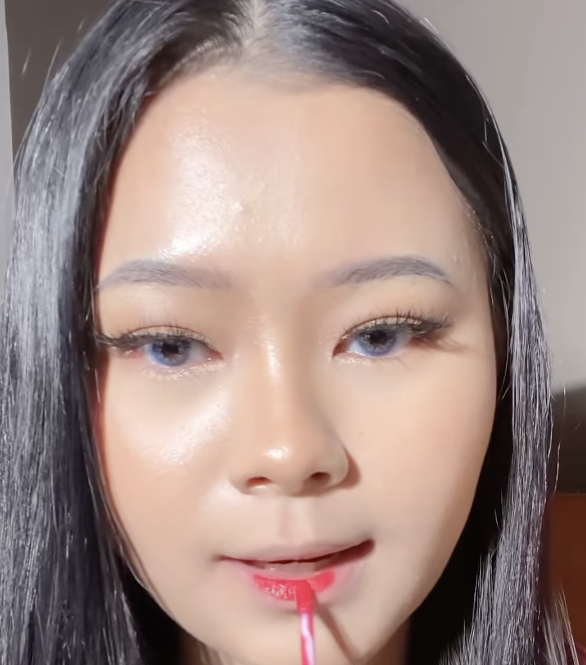 Memakai Lipstik