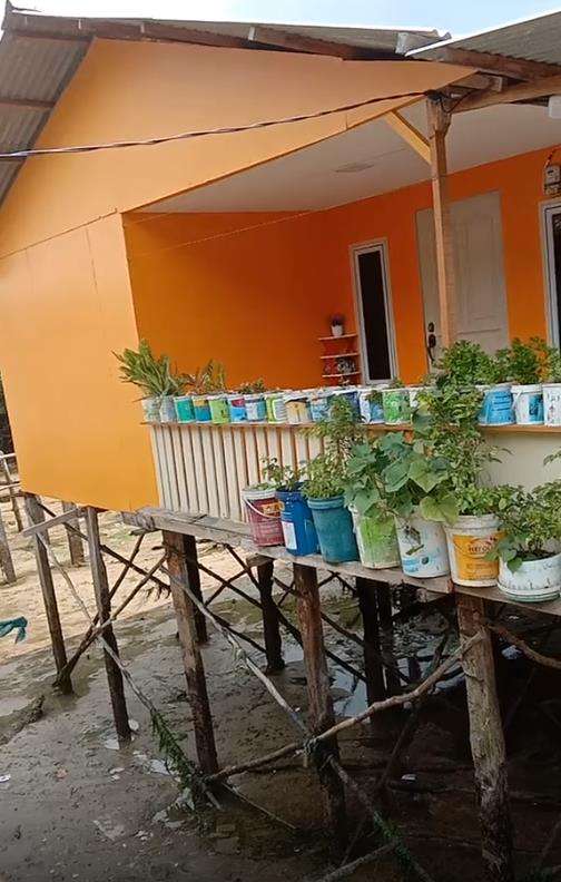 Penampakan rumah panggung di atas laut.