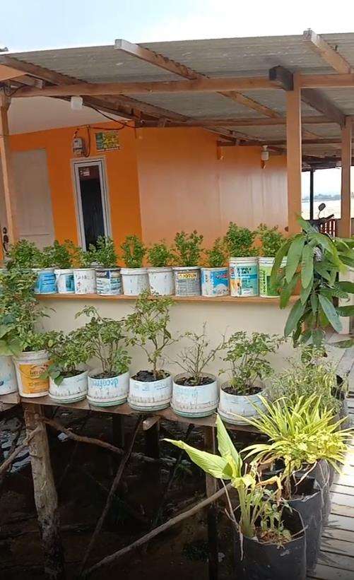 Penampakan rumah panggung di atas laut.