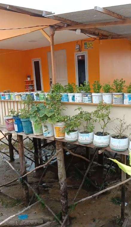 Penampakan rumah panggung di atas laut.
