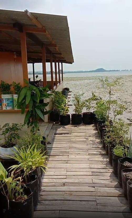 Penampakan rumah panggung di atas laut.