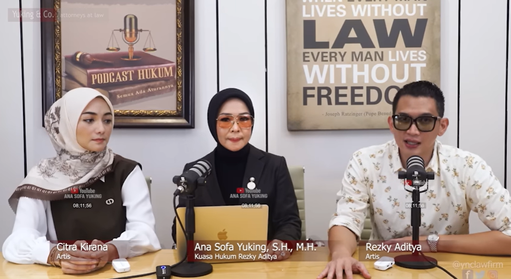 Rezky Aditya didampingi kuasa hukum dan istrinya klarifikasi
