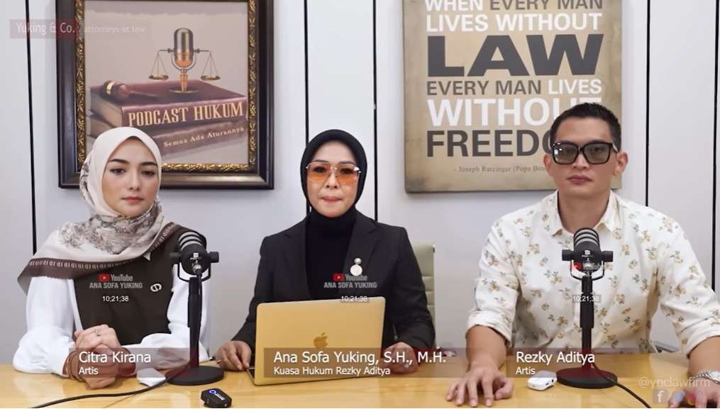 Rezky Aditya didampingi kuasa hukum dan istrinya klarifikasi