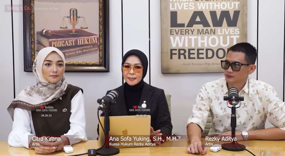Rezky Aditya didampingi kuasa hukum dan istrinya klarifikasi