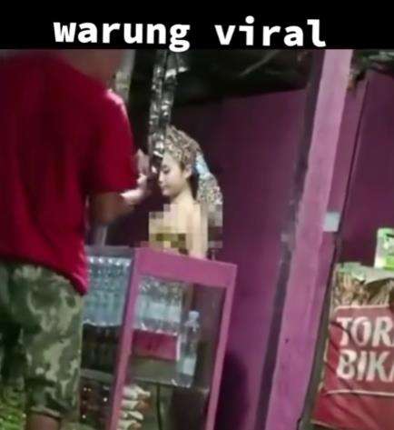 Penjaga warung viral cuma pakai kemben.