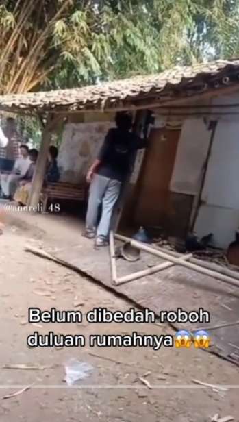 Detik-Detik Genteng Rumah Runtuh Sebelum Dirobohkan Tim Bedah Rumah