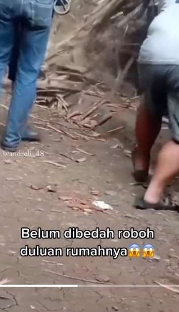 Detik-Detik Genteng Rumah Runtuh Sebelum Dirobohkan Tim Bedah Rumah