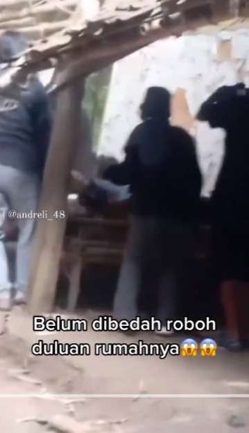 Detik-Detik Genteng Rumah Runtuh Sebelum Dirobohkan Tim Bedah Rumah