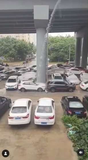 Parkir Sembarangan, Mobil Putih ini Dihantam Air Terjun dari Jalan Hingga Kaca Depannya Hancur
