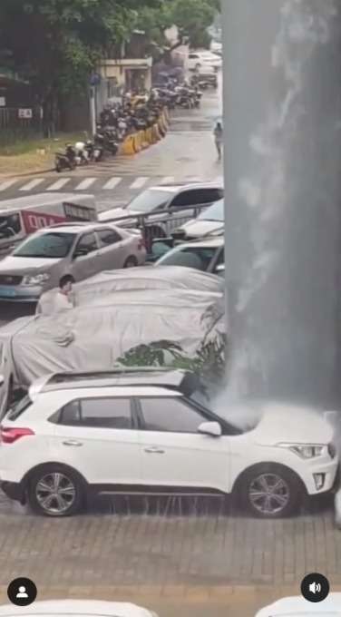 Parkir Sembarangan, Mobil Putih ini Dihantam Air Terjun dari Jalan Hingga Kaca Depannya Hancur