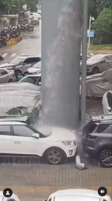 Parkir Sembarangan, Mobil Putih ini Dihantam Air Terjun dari Jalan Hingga Kaca Depannya Hancur