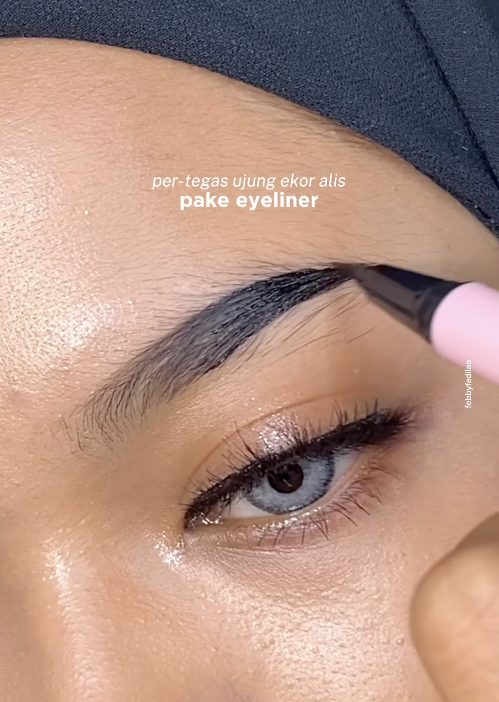 Memakai Eyeliner