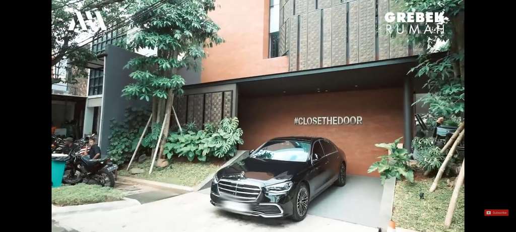 Potret Studio Milik Deddy Corbuzier