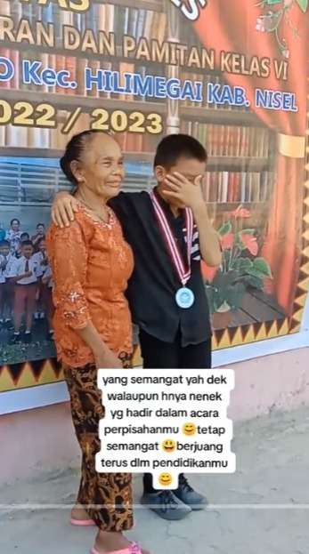 Momen Haru Perpisahan Anak SD, Kedua Orangtua Tak Datang, Langsung Nangis Usai Foto dengan Neneknya