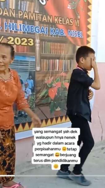 Momen Haru Perpisahan Anak SD, Kedua Orangtua Tak Datang, Langsung Nangis Usai Foto dengan Neneknya