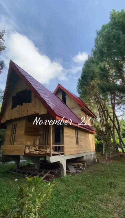 Rumah panggung di tengah hutan.