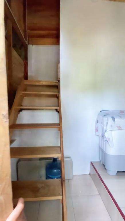 Rumah panggung di tengah hutan.