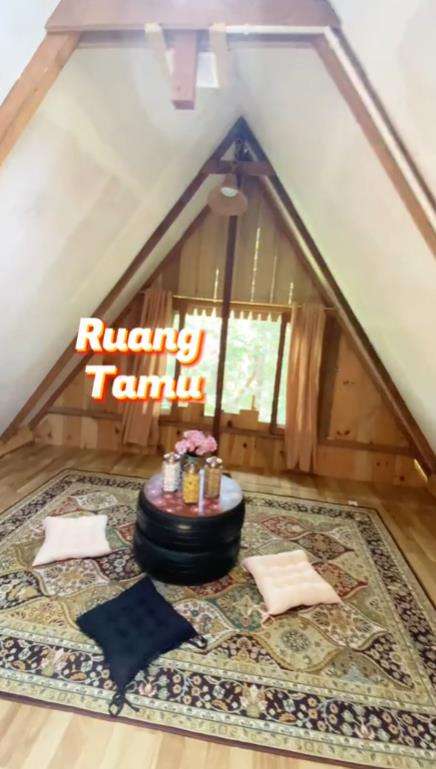 Rumah panggung di tengah hutan.