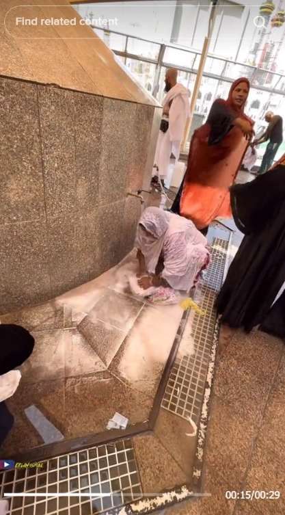 Aksi Jemaah Haji ini Cuci Pakai Air Zam-Zam di Dekat Masjidil Haram, Bikin yang Lihat Geleng-Geleng Kepala