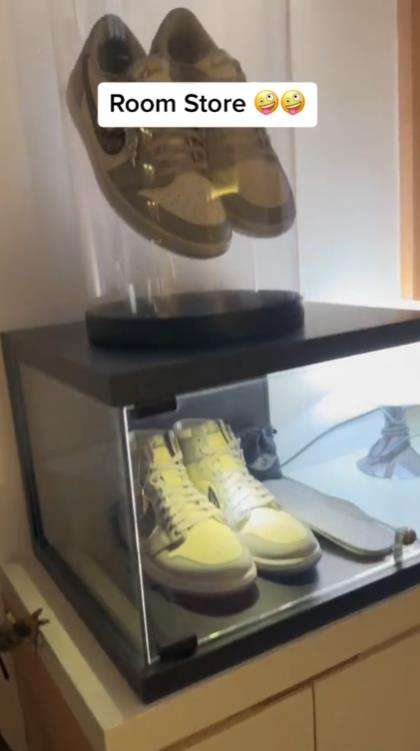 Viral kamar tidur serasa toko sepatu sneakers.