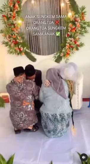 Viral Orangtua Sungkem ke Pengantin Sampai Nangis Terharu, Diarahkan oleh Pendampingnya