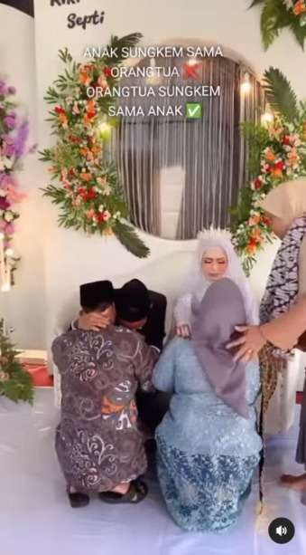 Viral Orangtua Sungkem ke Pengantin Sampai Nangis Terharu, Diarahkan oleh Pendampingnya
