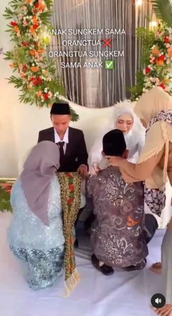 Viral Orangtua Sungkem ke Pengantin Sampai Nangis Terharu, Diarahkan oleh Pendampingnya