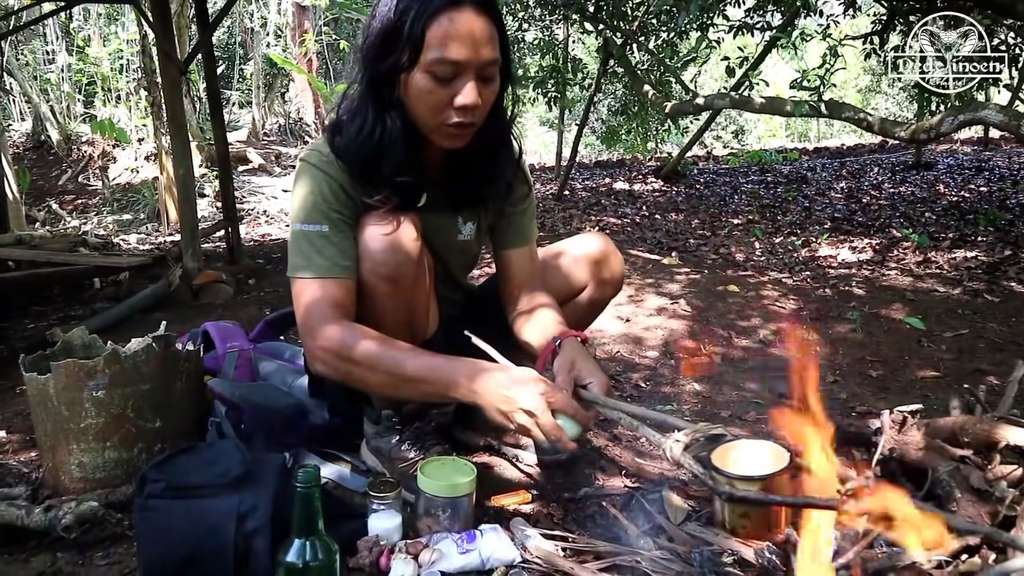 Youtuber Menjelajah Hutan Angker, Masak Sesajen yang Ditemukan di Bawah Pohon Besar Dekat Makam