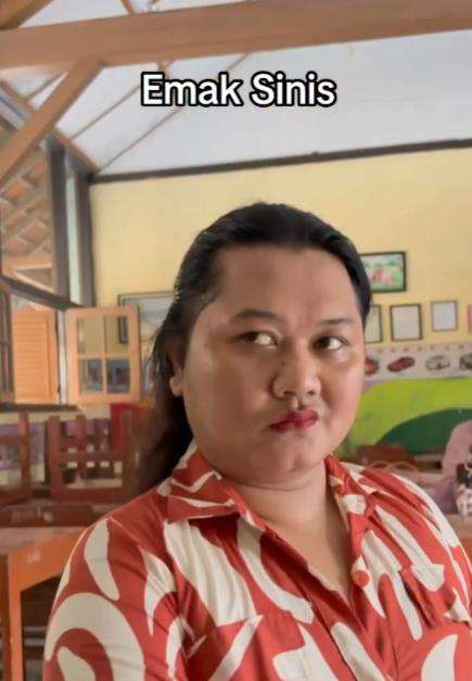 Parodi gaya dan sikap emak-emak ketika pembagian rapor di kelas.
