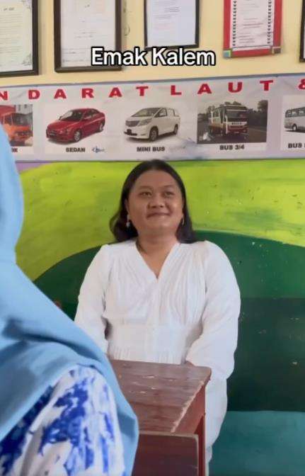 Parodi gaya dan sikap emak-emak ketika pembagian rapor di kelas.