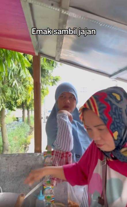 Parodi gaya dan sikap emak-emak ketika pembagian rapor di kelas.