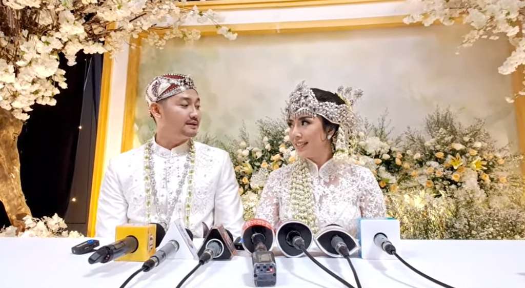 Potret pernikahan Angga Wijaya dan istrinya Anna