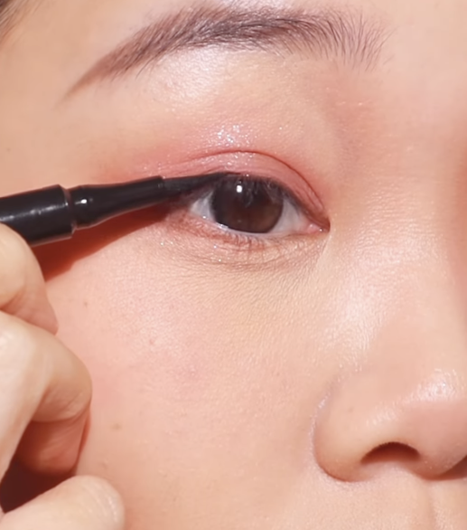 Memakai Eyeliner