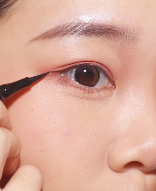 Memakai Eyeliner