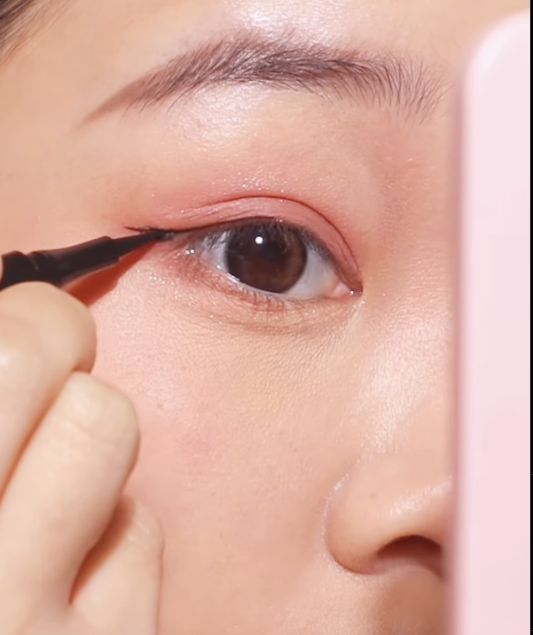 Memakai Eyeliner