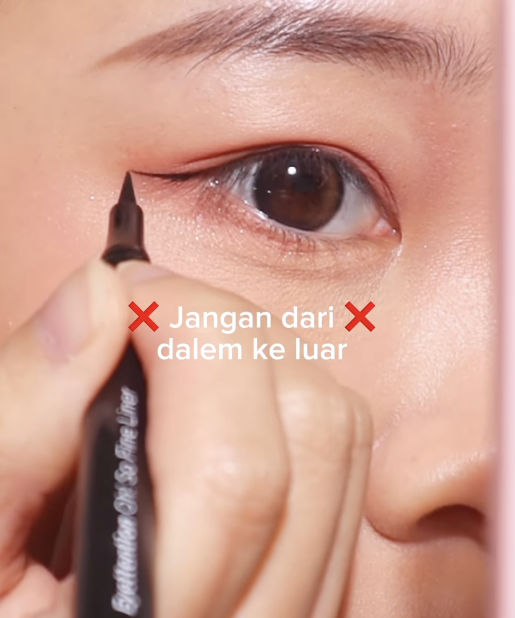 Memakai Eyeliner