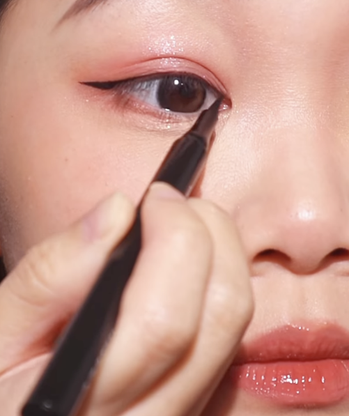 Memakai Eyeliner