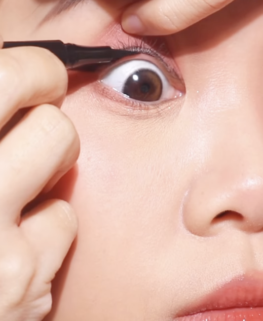 Memakai Eyeliner