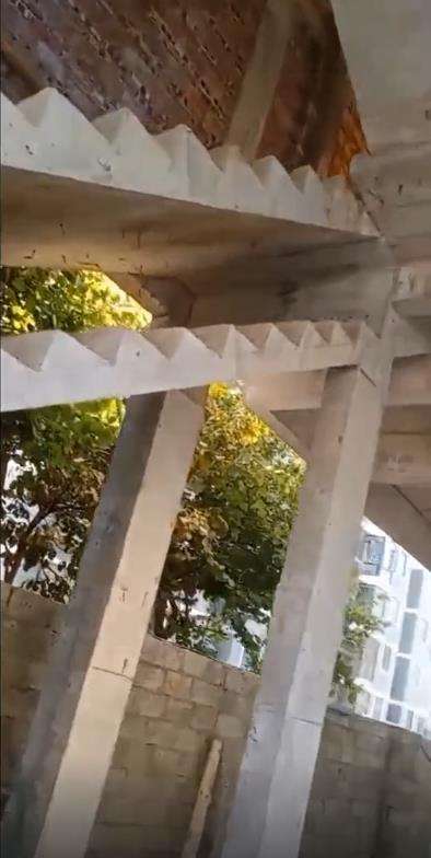 Pembuatan tangga yang nyeleneh.