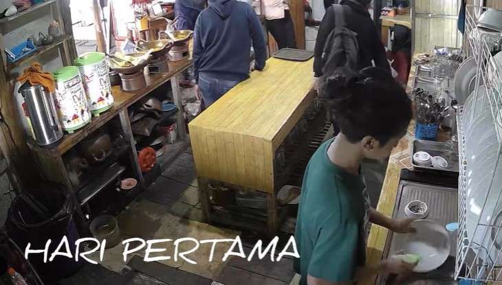 Goku cuci piring