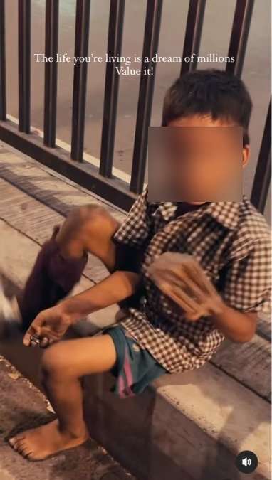 Perjuangan Bocah Lelaki Jualan Gantungan Kunci di Lampu Merah, Kakinya Sakit Dibungkus Plastik Bikin Hati Pilu