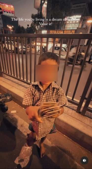 Perjuangan Bocah Lelaki Jualan Gantungan Kunci di Lampu Merah, Kakinya Sakit Dibungkus Plastik Bikin Hati Pilu