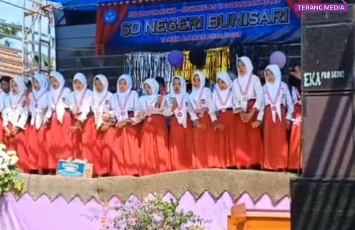 Detik-Detik Panggung Roboh Saat Siswa Tampil di Acara Perpisahan SD, Akan Jadi Momen Terkenang Seumur Hidup