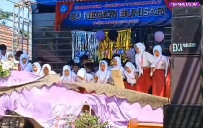 Detik-Detik Panggung Roboh Saat Siswa Tampil di Acara Perpisahan SD, Akan Jadi Momen Terkenang Seumur Hidup