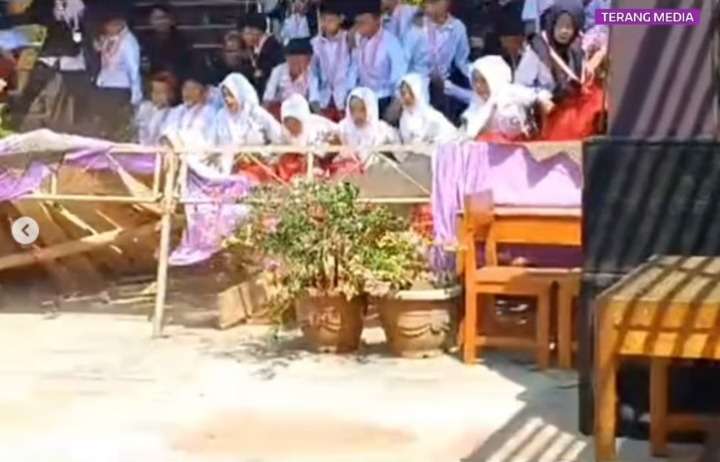 Detik-Detik Panggung Roboh Saat Siswa Tampil di Acara Perpisahan SD, Akan Jadi Momen Terkenang Seumur Hidup